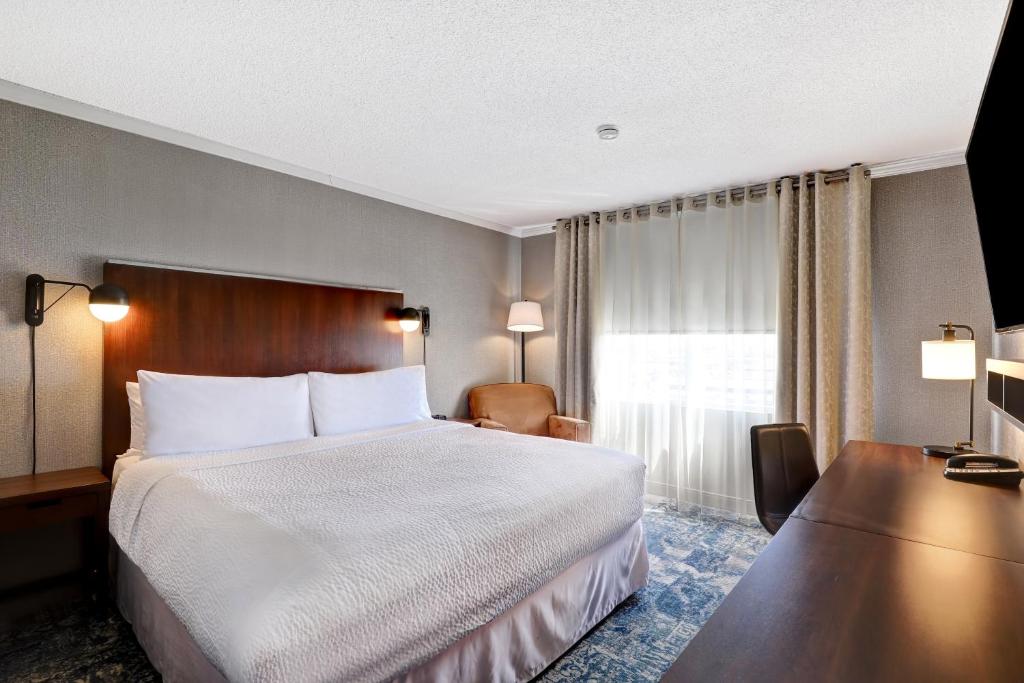 Postel nebo postele na pokoji v ubytování Four Points by Sheraton Toronto Mississauga