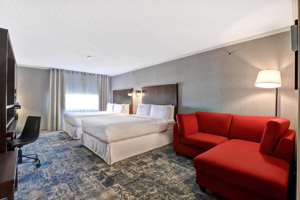 Postel nebo postele na pokoji v ubytování Four Points by Sheraton Toronto Mississauga
