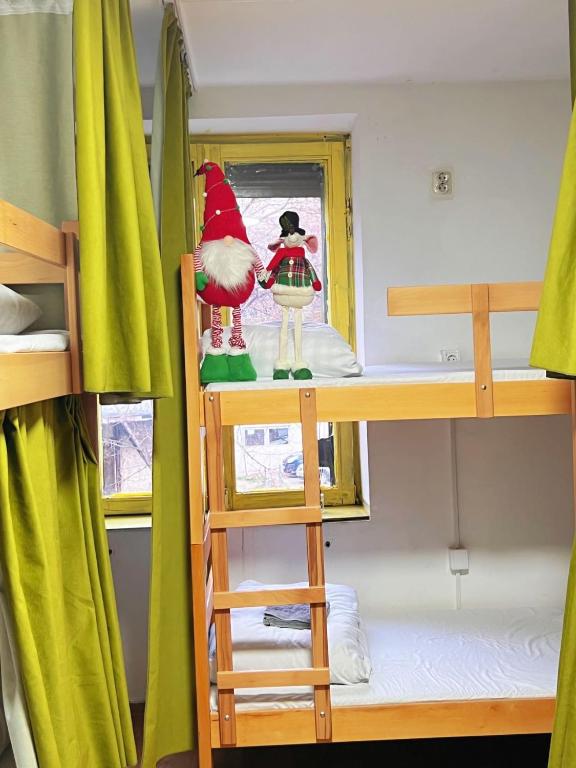 Palanda nebo palandy na pokoji v ubytování Eleven Hostel