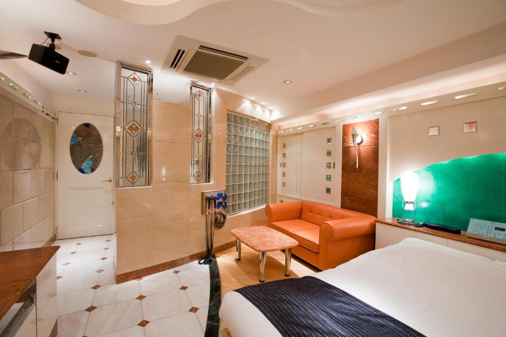 Postel nebo postele na pokoji v ubytování HOTEL & SPA J-MEX Shinjuku Kabukicho (Adult Only)