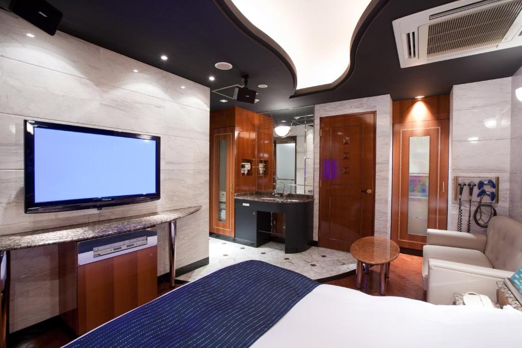 TV a/nebo společenská místnost v ubytování HOTEL & SPA J-MEX Shinjuku Kabukicho (Adult Only)