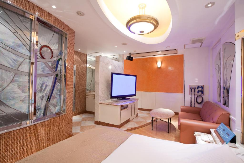TV a/nebo společenská místnost v ubytování HOTEL & SPA J-MEX Shinjuku Kabukicho (Adult Only)