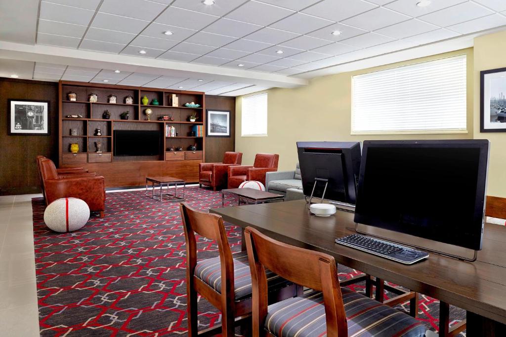 a office with a desk with a computer on it at Four Points by Sheraton Surrey in Surrey