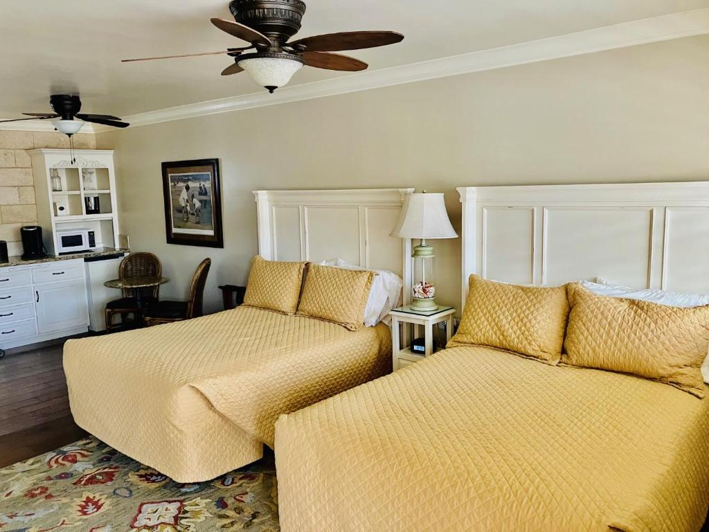 Beachcomber Inn photo