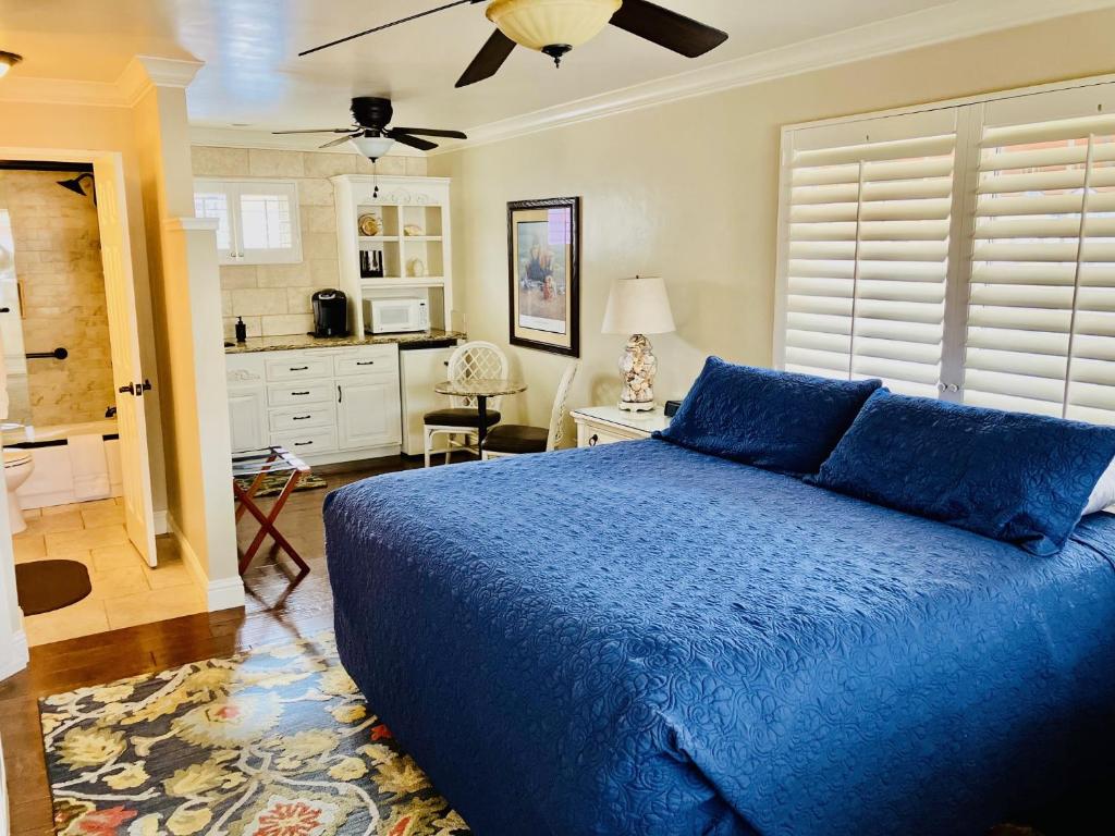 Beachcomber Inn photo
