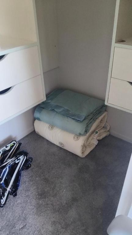 5 Beds including 1 Double Bed, 2 single Beds, 2 Double Sofa Beds, Suite 4, 37 Totara Avenue, New Lynn - Resim 17