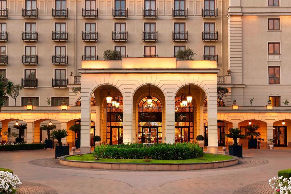 亚的斯亚贝巴Sheraton Addis, a Luxury Collection Hotel, Addis Ababa的一座前面有庭院的大楼