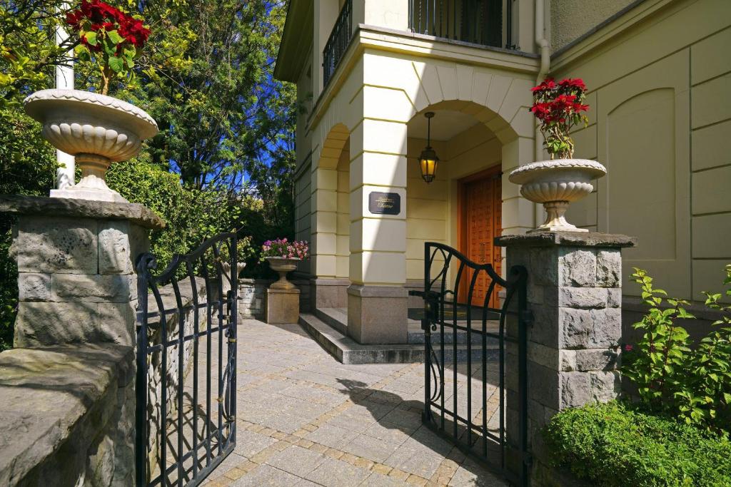 Sheraton Addis, a Luxury Collection Hotel, Addis Ababa外面的花园