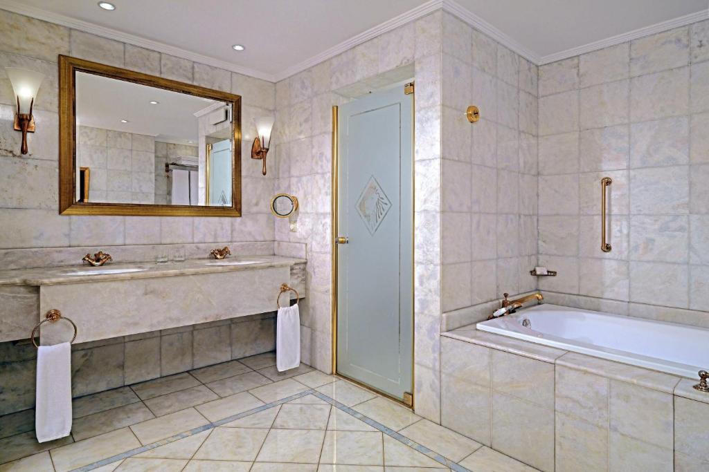 Sheraton Addis, a Luxury Collection Hotel, Addis Ababa的一间浴室