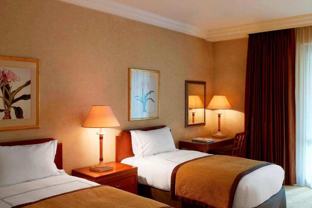 Sheraton Addis, a Luxury Collection Hotel, Addis Ababa客房内的一张或多张床位