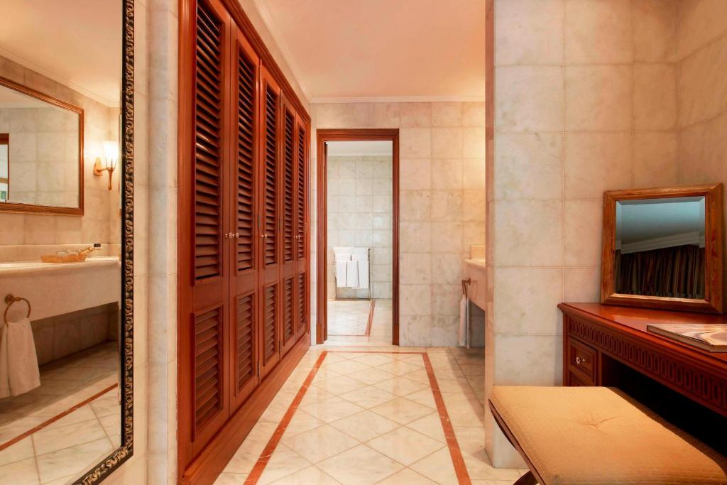 Sheraton Addis, a Luxury Collection Hotel, Addis Ababa的一间浴室