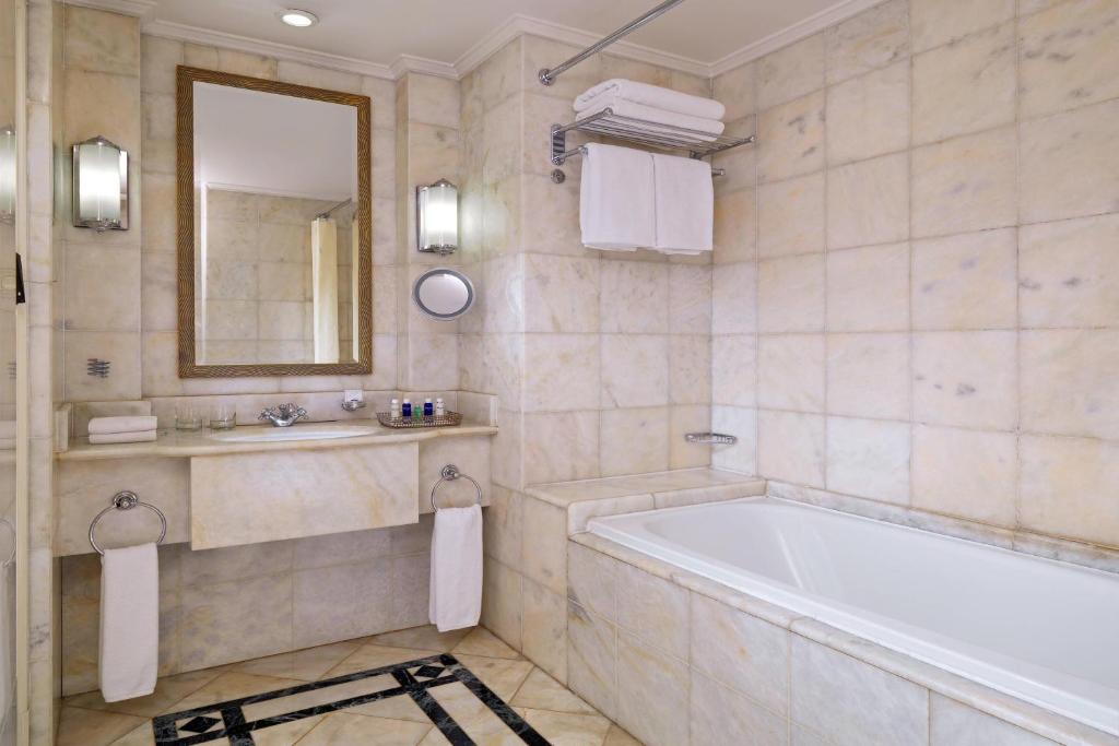 Sheraton Addis, a Luxury Collection Hotel, Addis Ababa的一间浴室