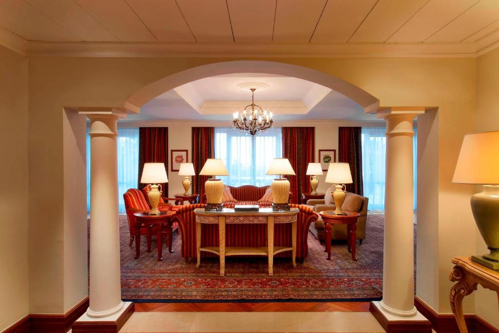 Sheraton Addis, a Luxury Collection Hotel, Addis Ababa的休息区