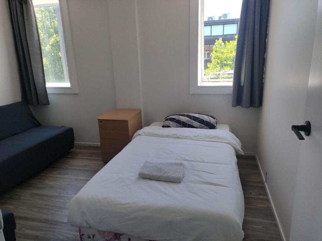 9 Beds including 3 Double Beds, 4 Single Beds, 2 Sofa Bed, Suite 1, 37 Totara Avenue, New Lynn - Resim 21