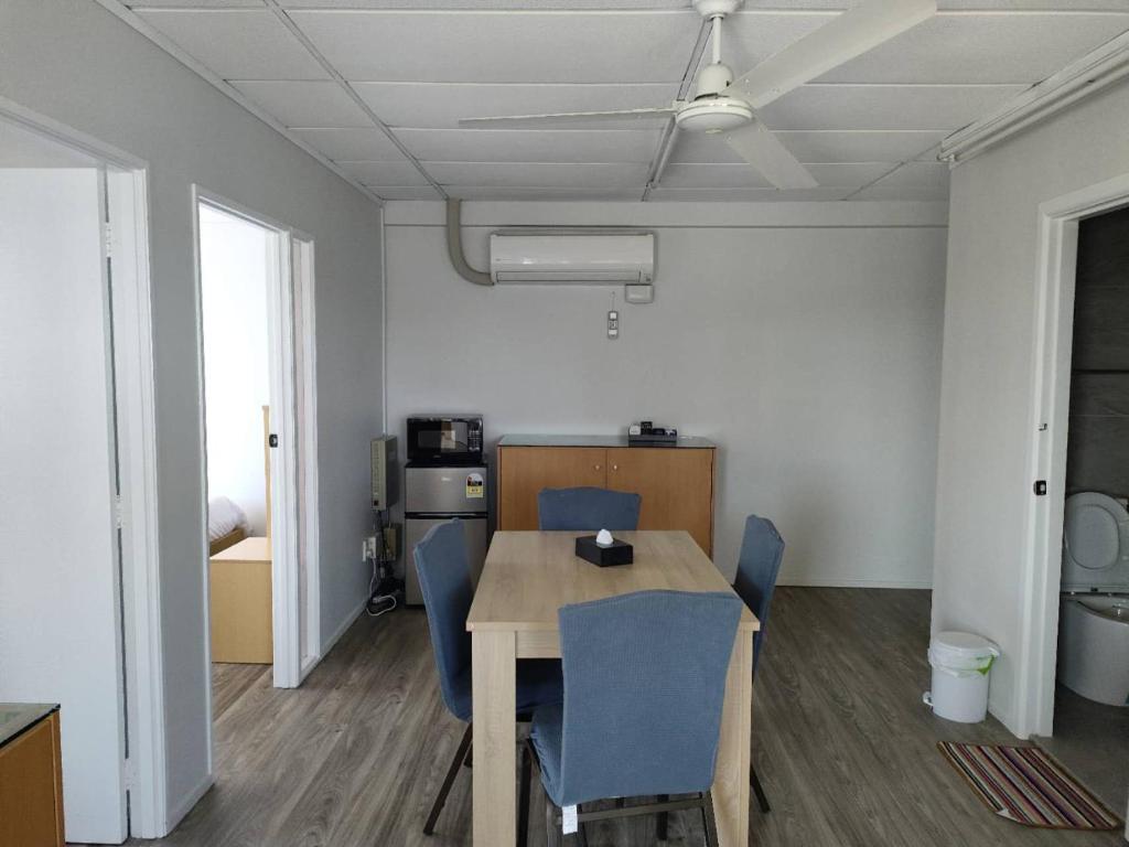 9 Beds including 3 Double Beds, 4 Single Beds, 2 Sofa Bed, Suite 1, 37 Totara Avenue, New Lynn - Resim 7