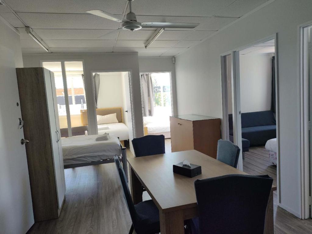 9 Beds including 3 Double Beds, 4 Single Beds, 2 Sofa Bed, Suite 1, 37 Totara Avenue, New Lynn - Resim 20