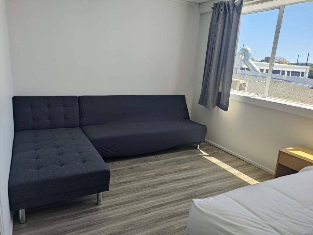 9 Beds including 3 Double Beds, 4 Single Beds, 2 Sofa Bed, Suite 1, 37 Totara Avenue, New Lynn - Resim 19