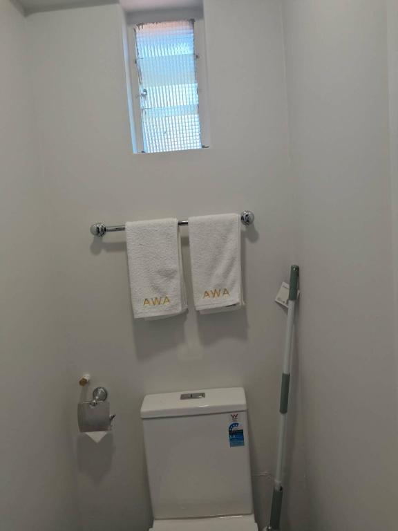 4 Beds including 1 Double Bed, 1 Single Beds, 2 Double Sofa Beds, Suite 2, 37 Totara Avenue, New Lynn - Resim 3