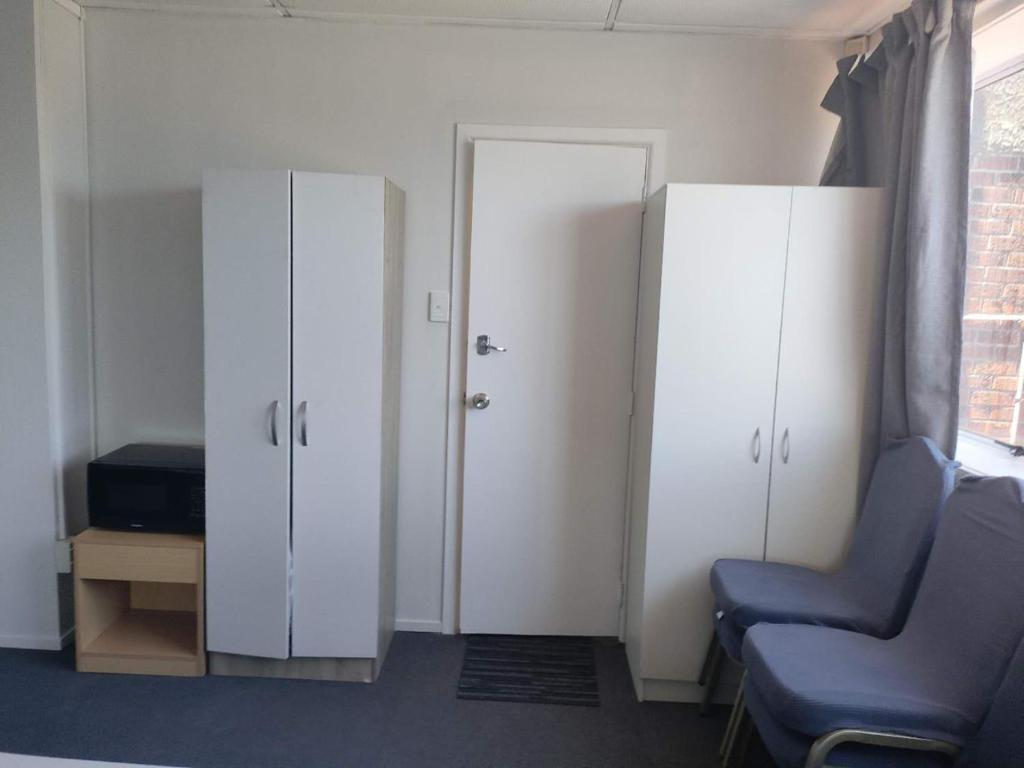 4 Beds including 1 Double Bed, 1 Single Beds, 2 Double Sofa Beds, Suite 2, 37 Totara Avenue, New Lynn - Resim 10