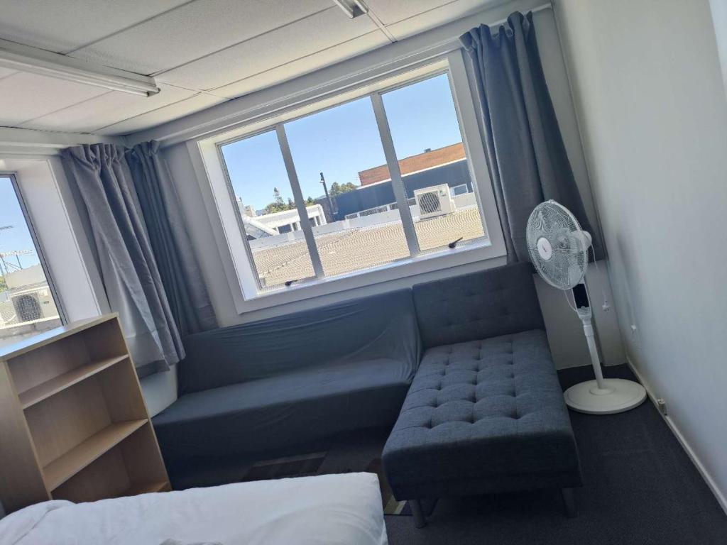 4 Beds including 1 Double Bed, 1 Single Beds, 2 Double Sofa Beds, Suite 2, 37 Totara Avenue, New Lynn - Resim 2