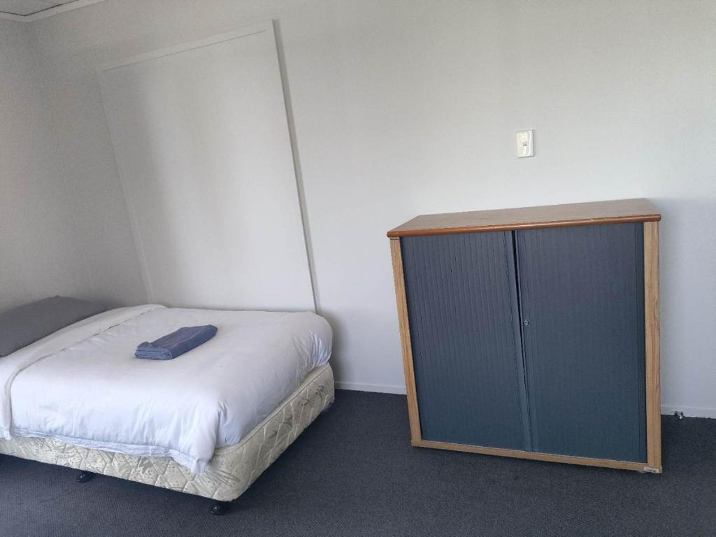 4 Beds including 1 Double Bed, 1 Single Beds, 2 Double Sofa Beds, Suite 2, 37 Totara Avenue, New Lynn - Resim 6