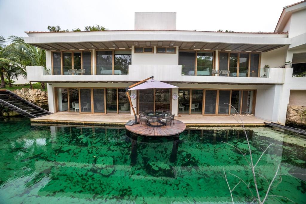 Κήπος έξω από το House with cenote and caves in Puerto Aventuras