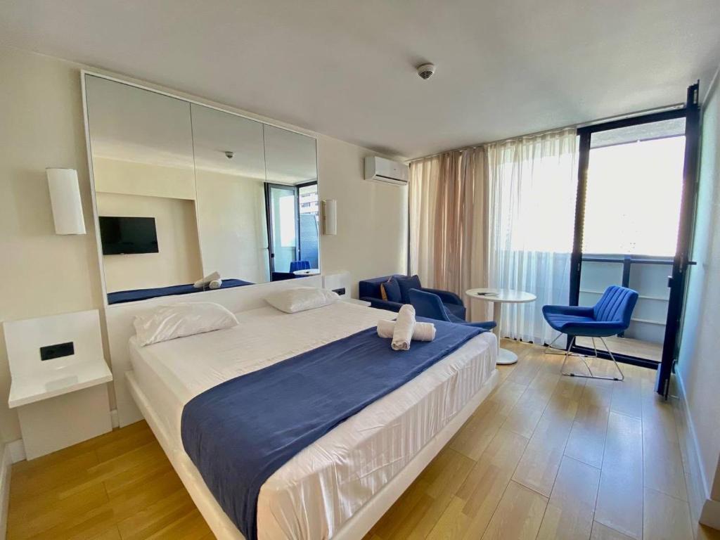 Postel nebo postele na pokoji v ubytování Avant-garde Sea View Aparthotel in Orbi City Batumi