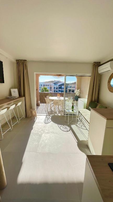 - un salon avec vue sur le salon dans l'établissement Proche St Tropez refait à neuf bord de plage et piscine, à Cogolin