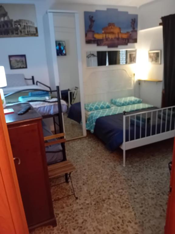 Łóżko lub łóżka w pokoju w obiekcie Roma Trastevere Station