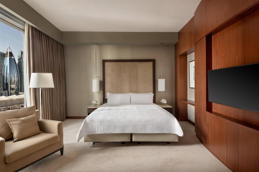 Postel nebo postele na pokoji v ubytování JW Marriott Marquis City Center Doha