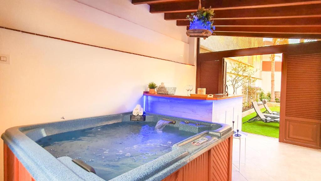 Family Townhouse Los Corales - Pool & Private Jacuzzi - Jacuzzi privado en la habitación en Los Cristianos