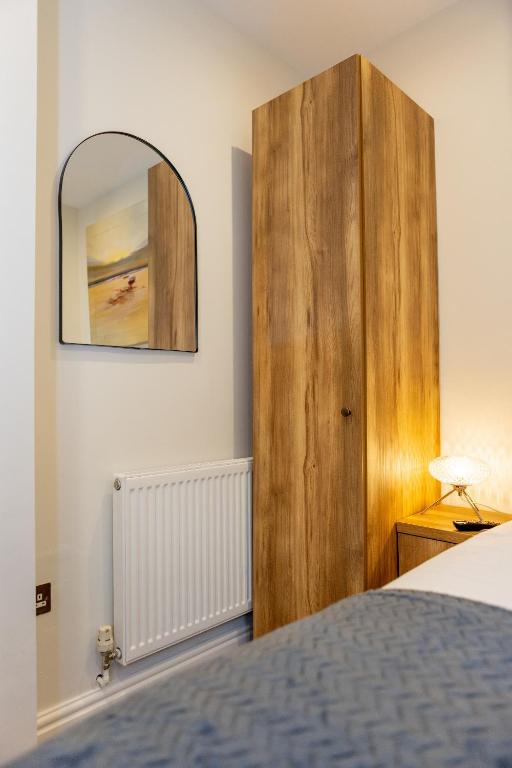 Postel nebo postele na pokoji v ubytování Lethbridge Villa 49 3-bedroom Apartment with Garden, Fibre WiFi, free parking, sleeps 6
