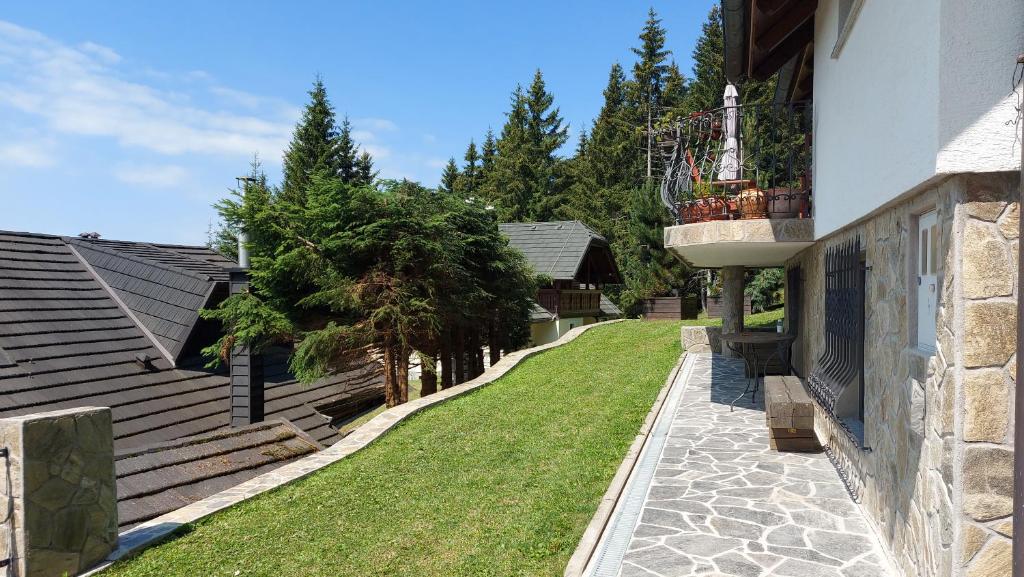 Zahrada ubytování Apartma Escales -naselje Nune-Rogla