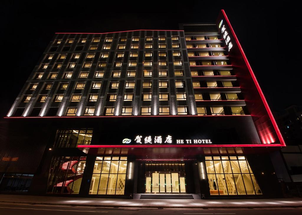 太平區的住宿－賀緹酒店，一座高大的建筑,上面有红灯