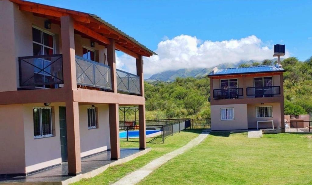 Mirando el Valle في بوتريرو دي لوس فونيس: اطلالة على منزل مع مسبح