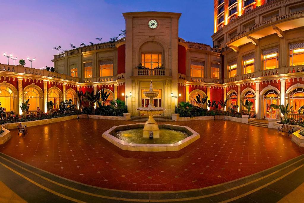 ムンバイにあるITC Grand Central, a Luxury Collection Hotel, Mumbaiの中庭中央に噴水のある建物