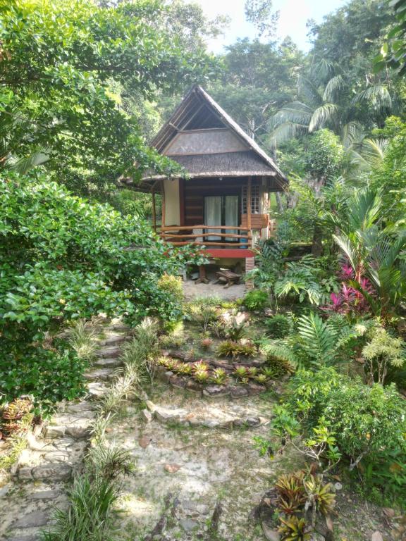 a small house in the middle of a forest at Villa Kagueban in San Vicente