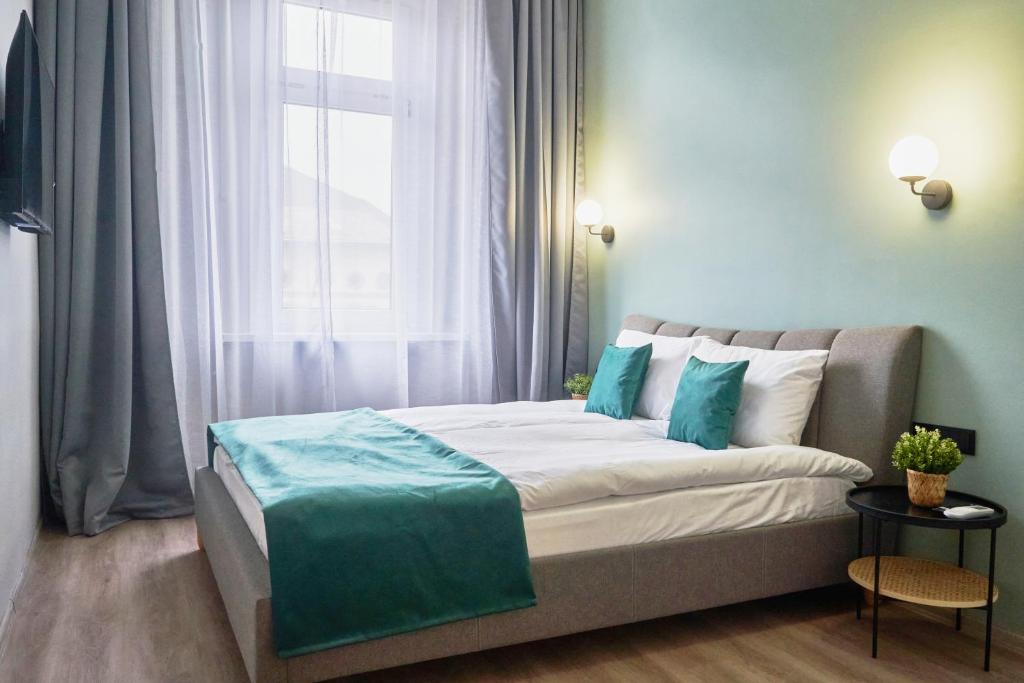 Posteľ alebo postele v izbe v ubytovaní NAVI Residence Erzsebet