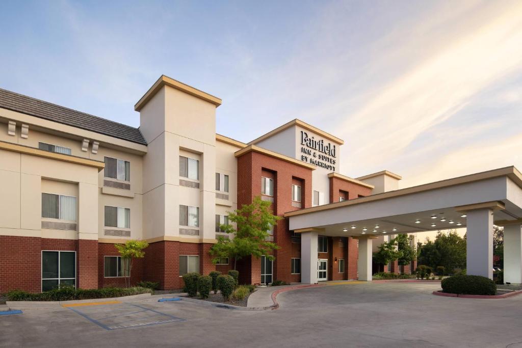 una representación de la parte delantera de un hotel con aparcamiento en Fairfield Inn &amp; Suites by Marriott Visalia Tulare, en Tulare
