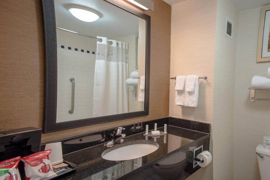 Fairfield Inn & Suites by Marriott Knoxville/East - King Room With Bathtub - Mobility Access