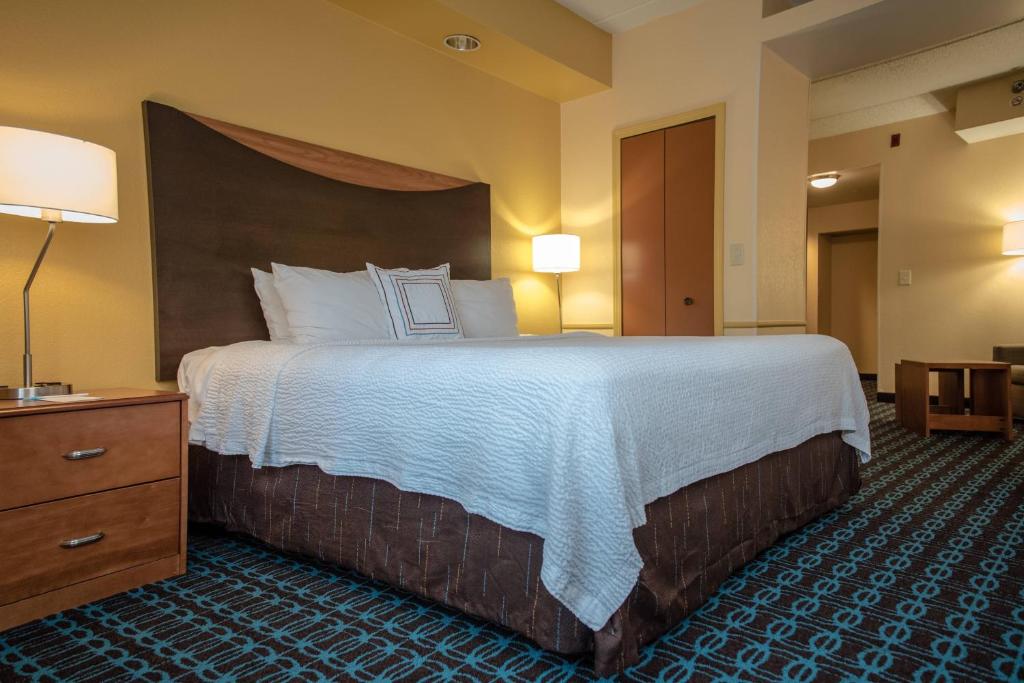 Fairfield Inn & Suites by Marriott Knoxville/East - King Suite With Sofa Bed