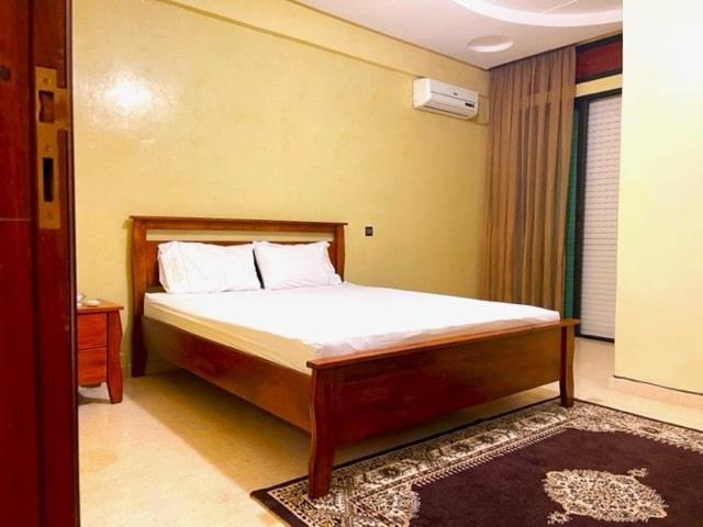 ein Schlafzimmer mit einem großen Bett mit weißer Bettwäsche in der Unterkunft Heart of Marrakech in Marrakesch