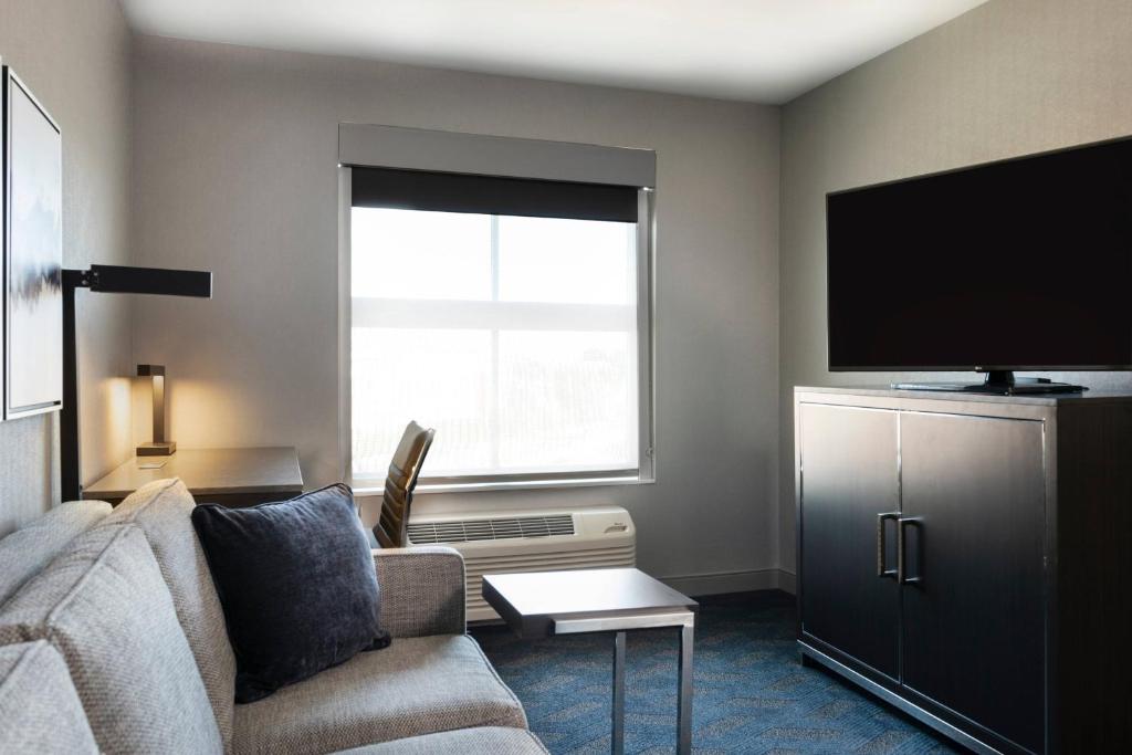 Residence Inn by Marriott Boston Logan Airport/Chelsea - 特大号床套房 - 带沙发床