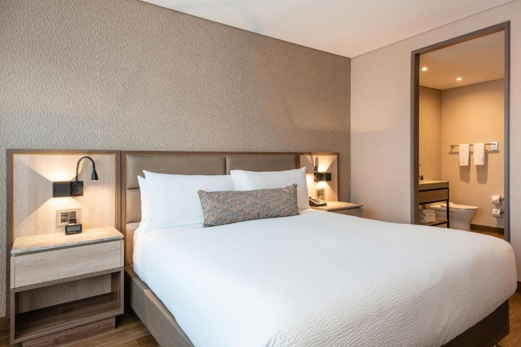 Postel nebo postele na pokoji v ubytování Residence Inn by Marriott Bogota