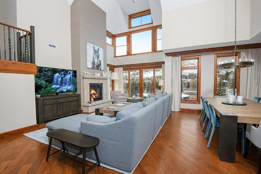 TV a/nebo společenská místnost v ubytování Ritz Carlton Vail #402 condo