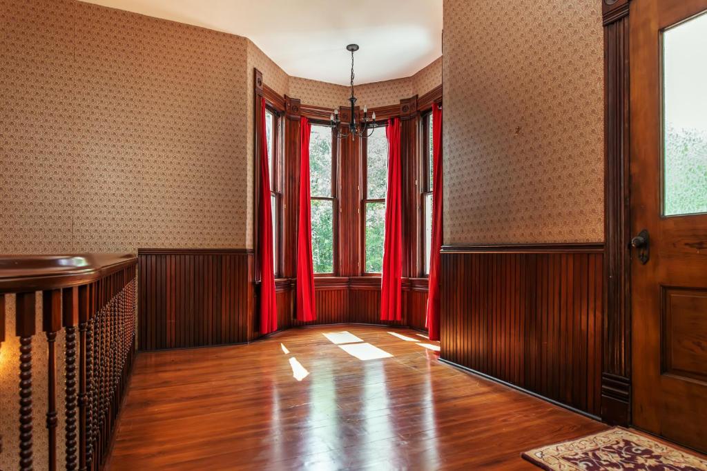 Фотография из галереи Romantic 1901 Victorian Home on Seven Wooded Acres в городе Waller