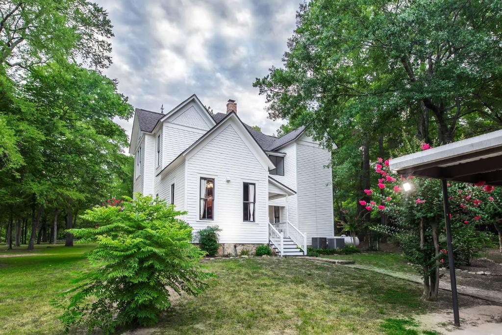 Сад в Romantic 1901 Victorian Home on Seven Wooded Acres
