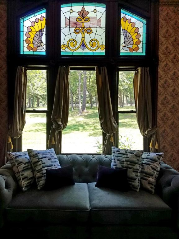 Гостиная зона в Romantic 1901 Victorian Home on Seven Wooded Acres