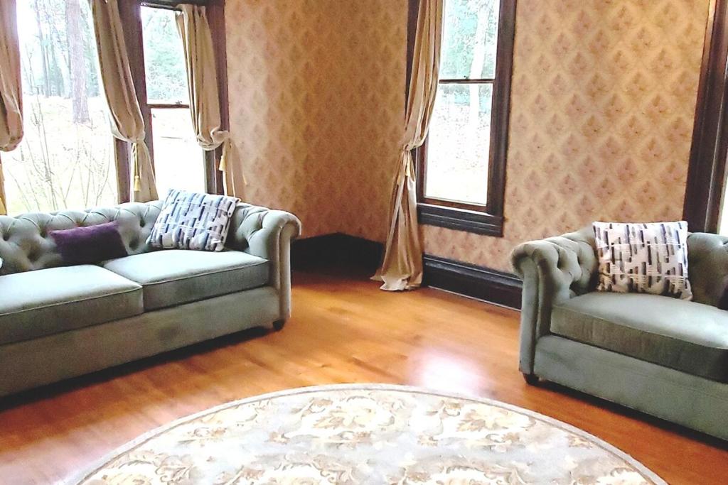 Гостиная зона в Romantic 1901 Victorian Home on Seven Wooded Acres