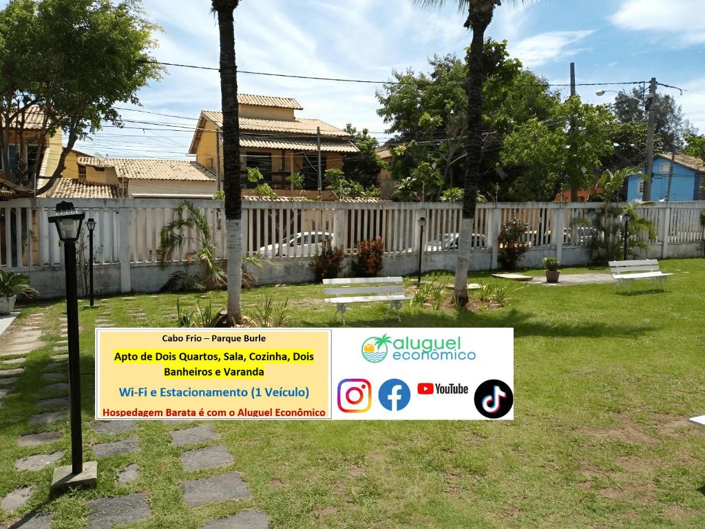 ein Schild in einem Hof vor einem Haus in der Unterkunft Cabo Frio - Parque Burle - Aluguel Econômico in Cabo Frio